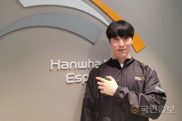 zeka-kim-gun-woo-hanwha-life-esports-phong-van-ngoai-mua-giai