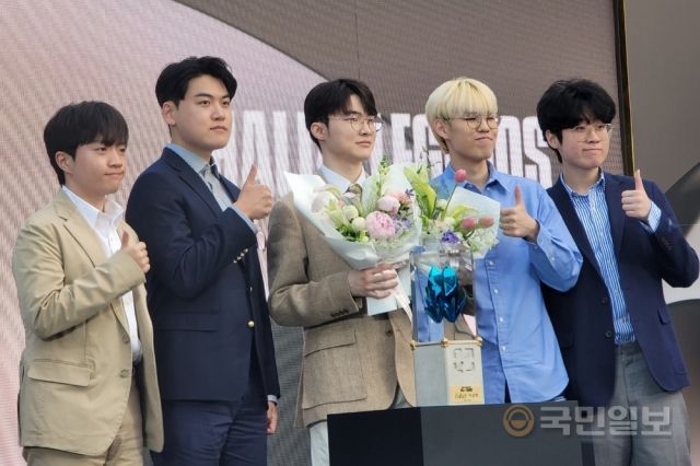 faker-cao-thu-18-tuoi-tro-thanh-huyen-thoai-dau-tien-cua-lol