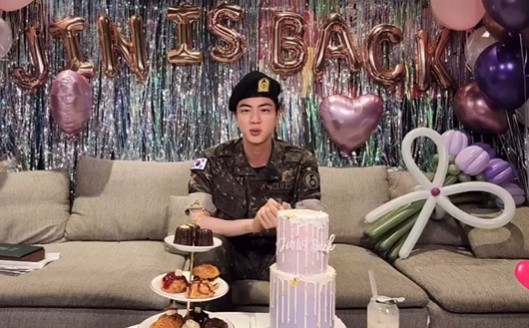 jin-lo-lang-nhung-van-hao-huc-truoc-them-festa-2024