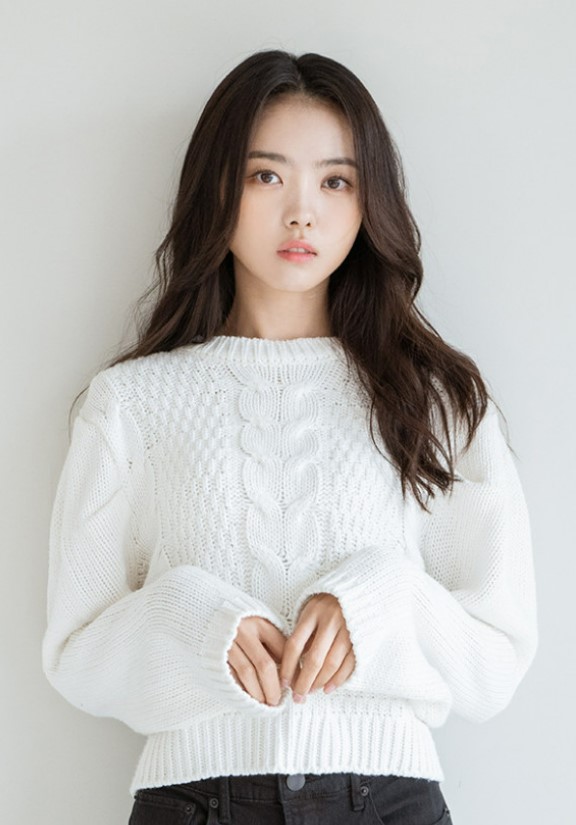 lim-nayoung-ngoi-sao-gay-chu-y-sau-tin-don-hen-ho-voi-kim-soo-hyun