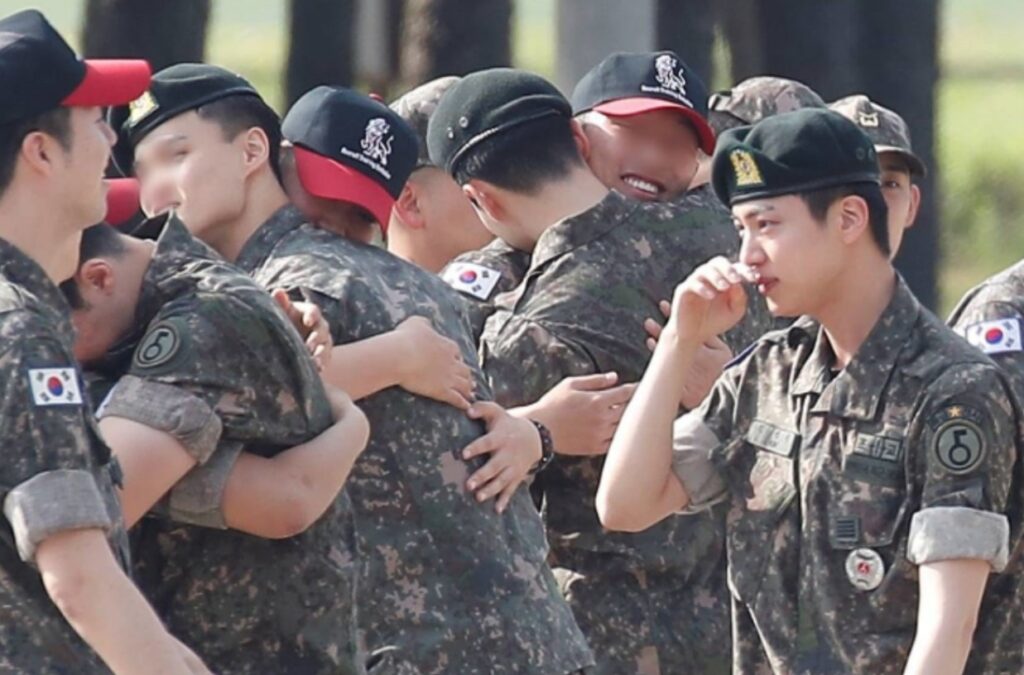 nhung-giot-nuoc-mat-xuc-dong-trong-ngay-xuat-ngu-cua-jin