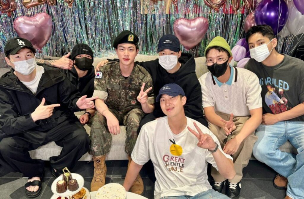 jin-danh-dau-ngay-tro-lai-bang-su-kien-free-hug