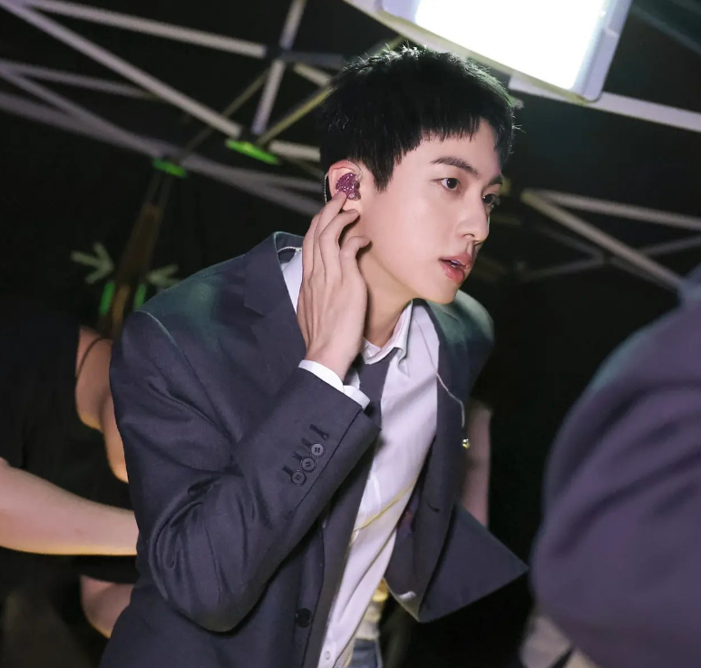 jin-bts-bung-no-tro-lai-voi-chuong-trinh-tap-ky-half-star-hotel-in-lost-island