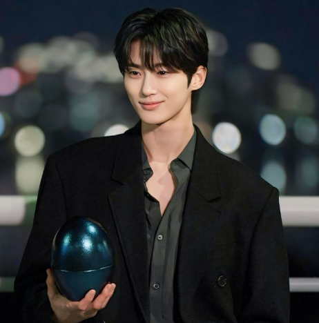 byeon-woo-seok-gay-bat-ngo-khi-vuot-mat-kim-soo-hyun-cha-eun-woo