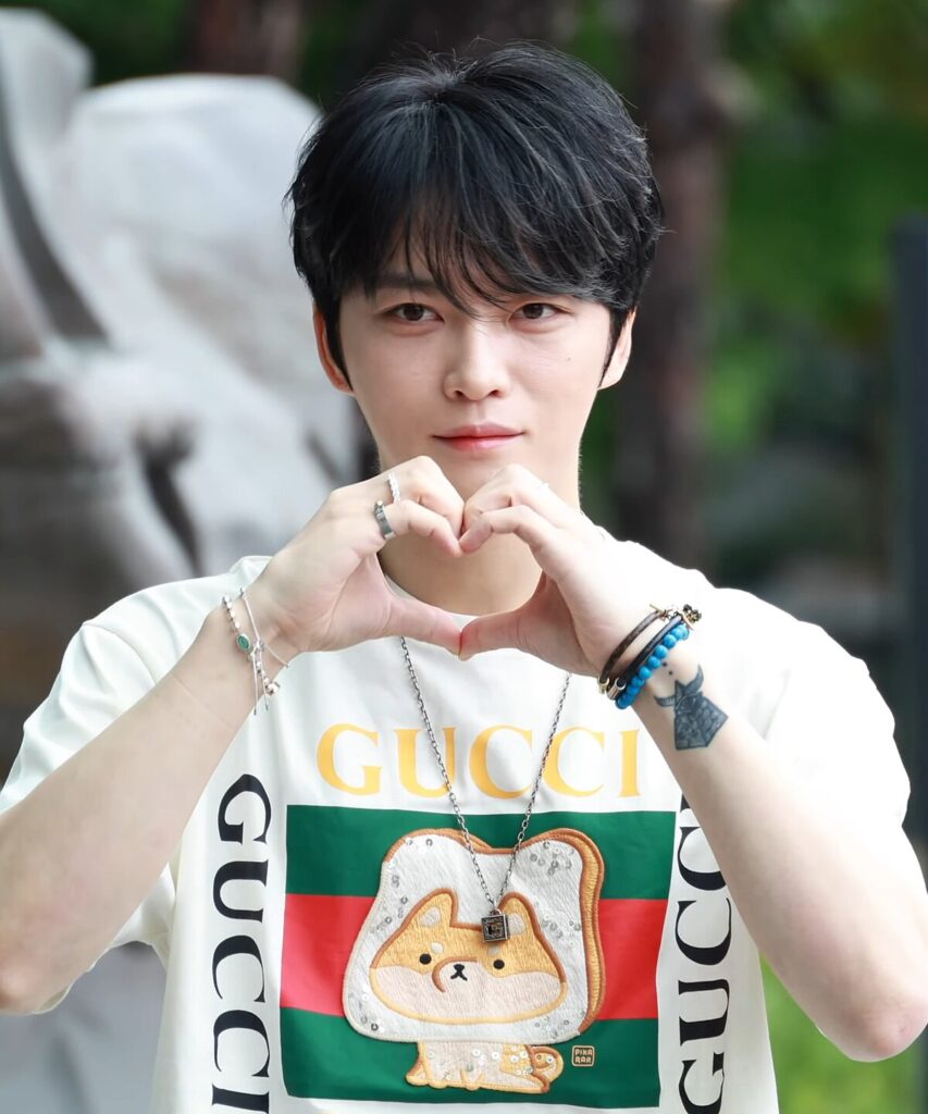 kim-jaejoong-chia-se-cau-chuyen-kinh-hoang-ve-viec-bi-fan-cuong-quay-roi