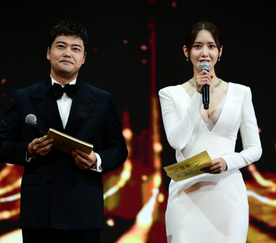 yoona-jun-hyun-moo-tiep-tuc-tai-hop-tai-blue-dragon-series-awards