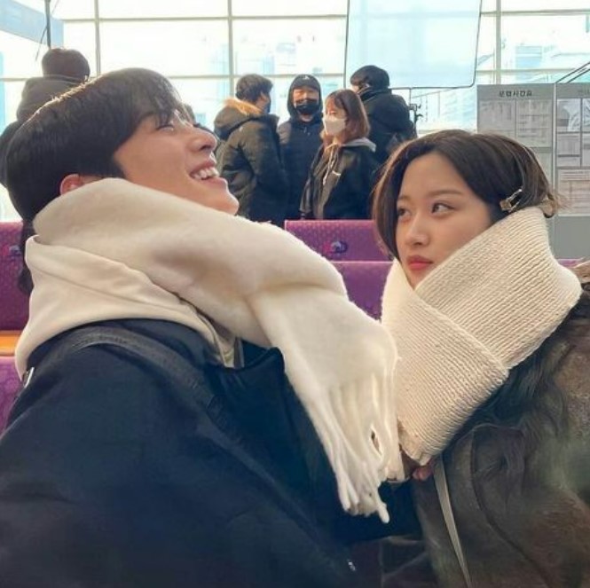 cha-eun-woo-cung-hoi-ban-true-beauty-di-xem-flower-stars-passing-by