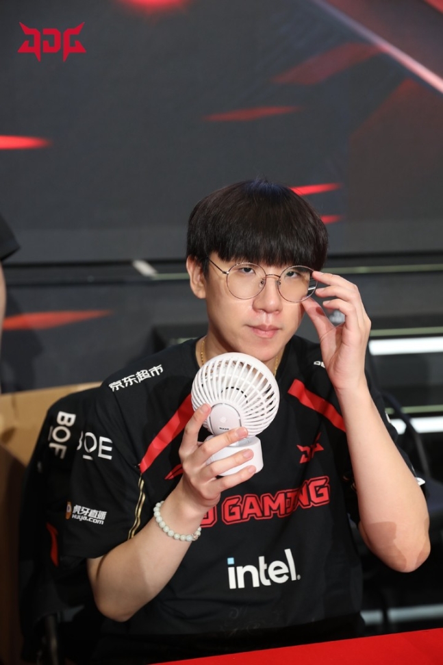 blg-ha-guc-jdg-su-tro-lai-manh-me-trong-cuoc-chien-lpl-mua-he-2024