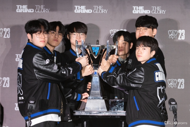 trang-phuc-vo-dich-t1-worlds-2023-nhung-cau-chuyen-hau-truong-p-1