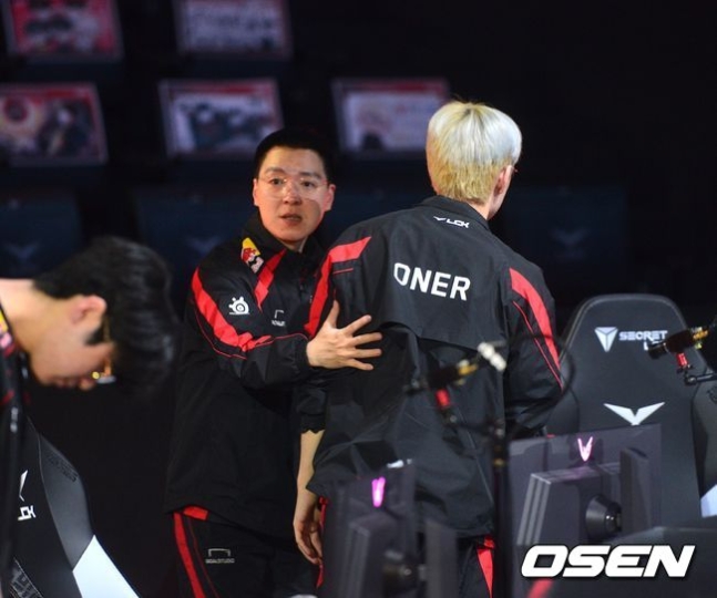 t1-toa-sang-hanh-trinh-vuot-qua-kho-khan-duoi-su-dan-dat-cua-kkoma