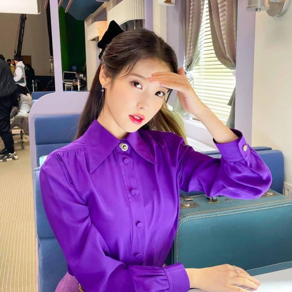 iu-chiu-choi-tang-ve-hang-thuong-gia-cho-hon-100-staff