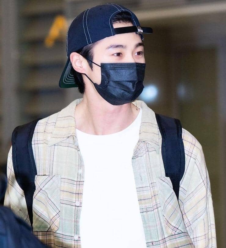 byeon-woo-seok-dung-hop-dong-voi-cong-ty-bao-ve-sau-su-co