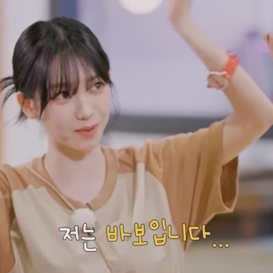 khoang-cach-thu-vi-giua-karina-va-yumin-hai-nguoi-sieu-xinh-nhung-cung-sieu-ngoc-%e3%85%8b%e3%85%8b%f0%9f%92%95-espa-karina-super-pop-2025-korea-photos%e2%9c%a8-ft-jingmingying-da-la-mot-ke-ngoc-no